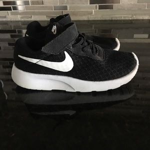 Toddler Nike shoes. Size 9c